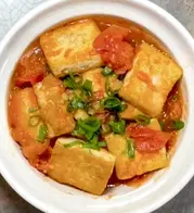 Gesundes Tofu-Tomaten-Eintopf, ein herzhaftes Gericht mit zartem Tofu und reifen Tomaten in einer geschmackvollen Brühe.